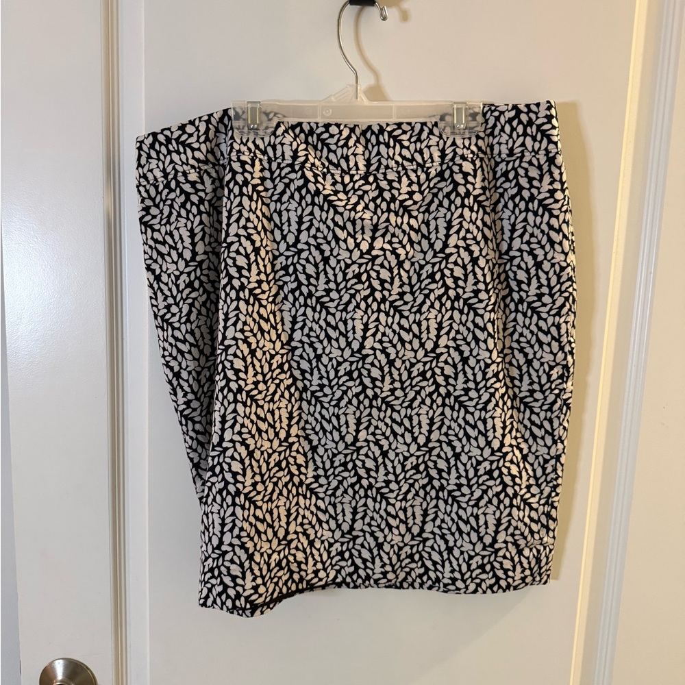 LOFT Black and White Leaf-Print Pencil Skirt